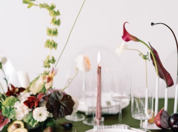 Sensory Styling: Allestimenti organici complessi che giocano sullo spazio negativo e sui profumi freschi.